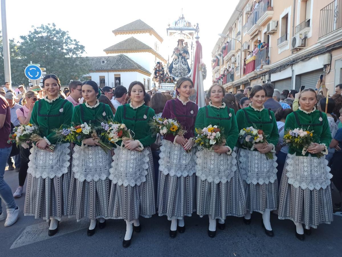 La aracelitana mayor y las damas de este año, delante de la Virgen.