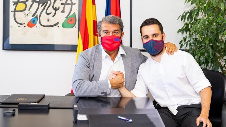 Laporta y Giráldez, tras la firma del contrato.