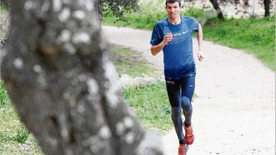 El palamosí Adel Mechaal, entrenant-se a Palamós.