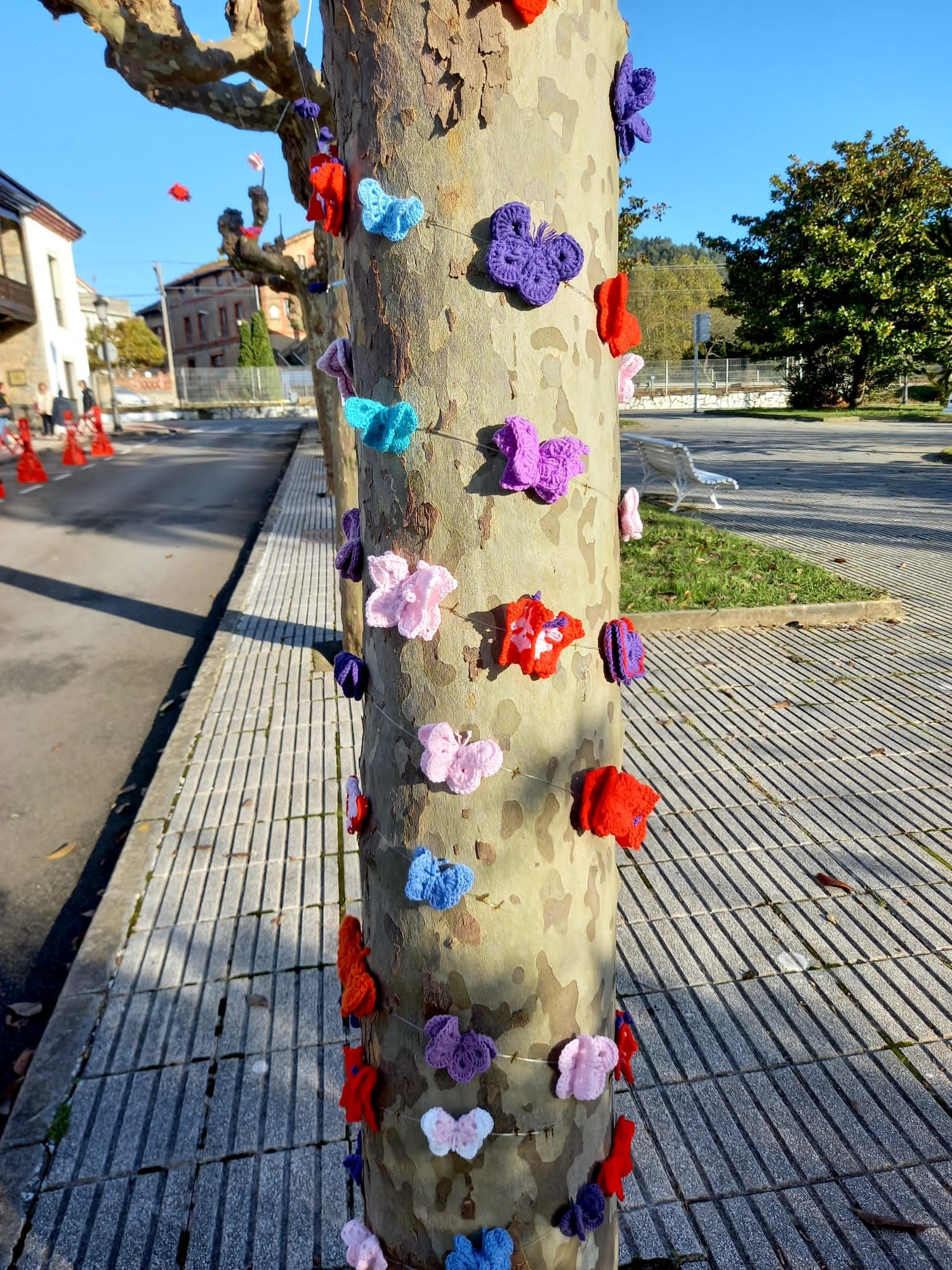 Dos mil mariposas “vuelan” en Soto del Barco en recuerdo de Amets y Sara, asesinadas por su padre