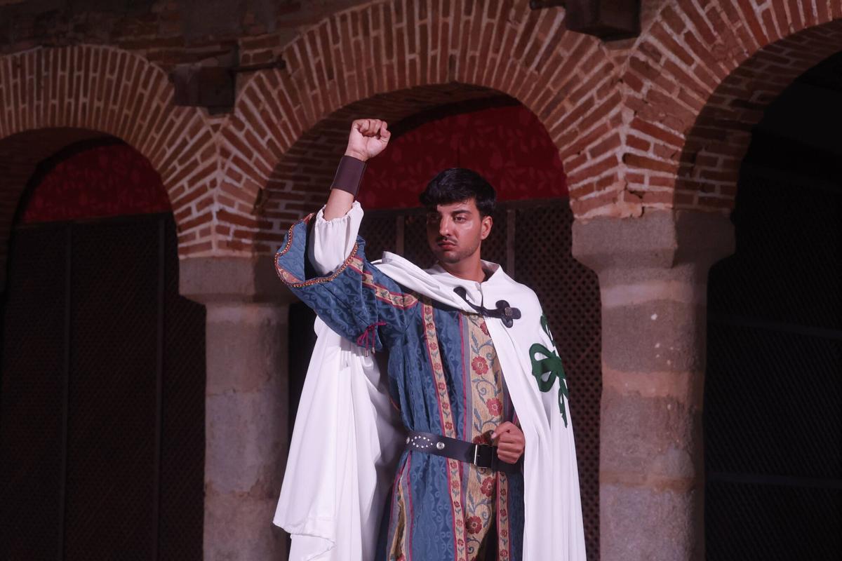 Belalcázar se rinde a 'El halcón y la columna' en el vigésimo aniversario de su primera representación