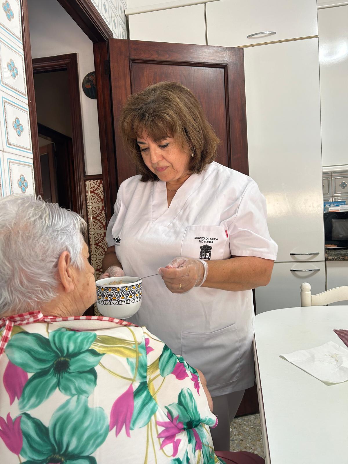 Una trabajadora del SAF de Nigrán atiende a una mujer