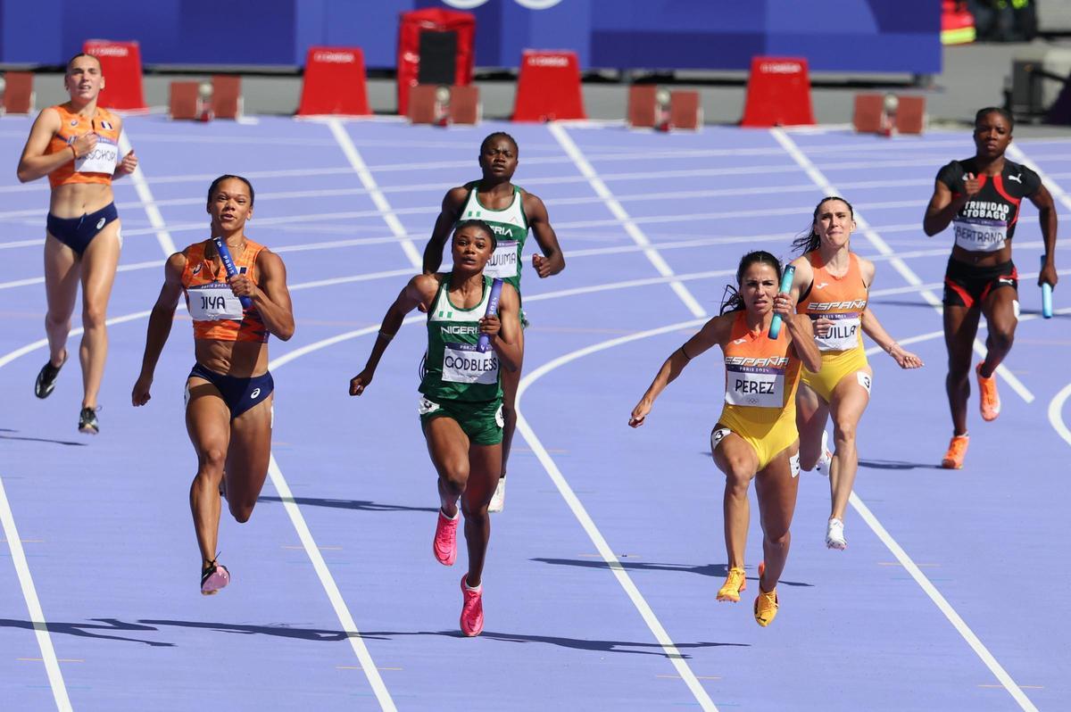 Las atletas españolas Paula Sevilla (2d) y María Isabel Pérez (3d) compiten en la prueba de relevo 4x100m femenino en el marco de los Juegos Olímpicos de París 2024 en el Estadio de Francia, este jueves, en la capital francesa.