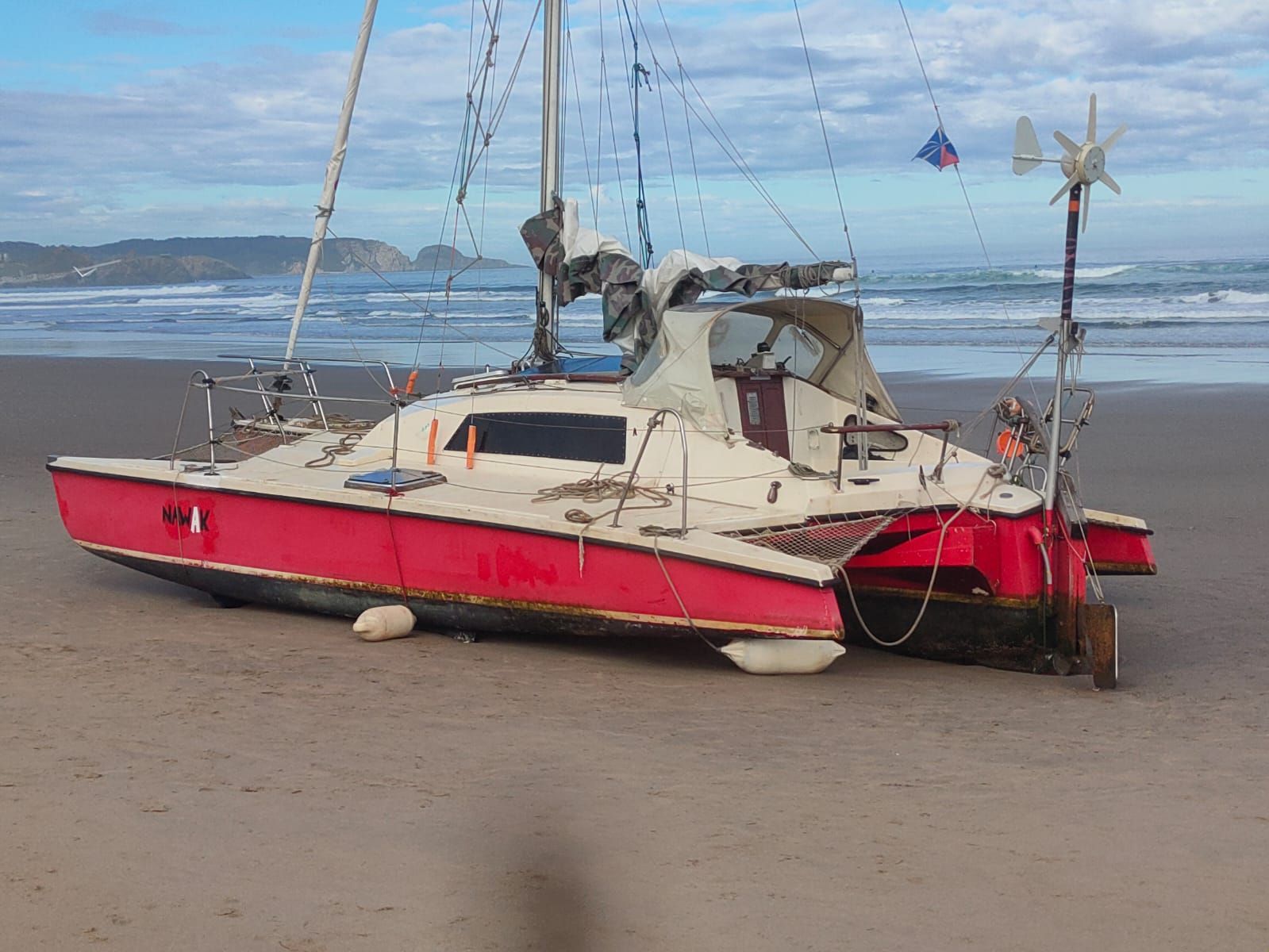 Catamarán encallado en Salinas