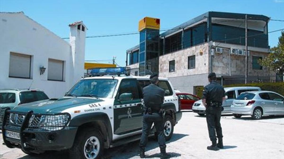 Agentes de la Guardia Civil custodian los accesos a la sede central de Petromiralles, en Santa Maria de Miralles, ayer.