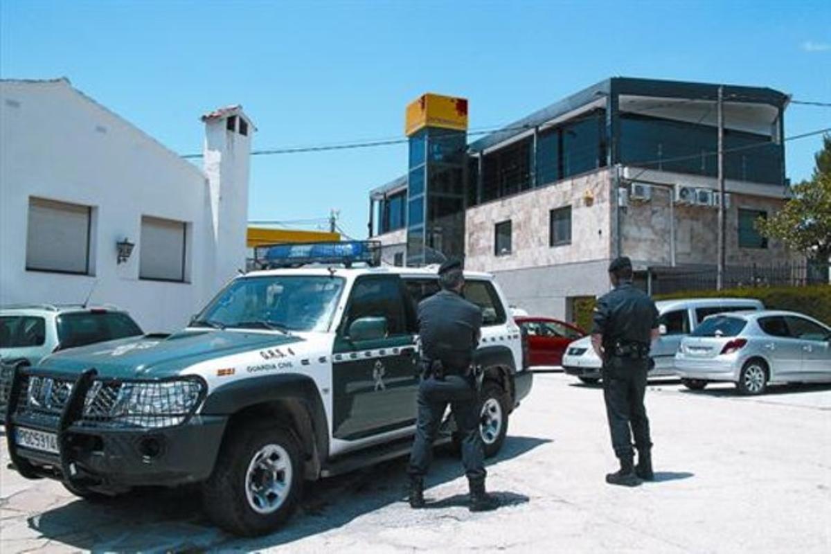Agents de la Guàrdia Civil custodien els accessos a la seu central de Petromiralles, a Santa Maria de Miralles, ahir. Agents de la Guàrdia Civil custodien els accessos a la seu central de Petromiralles, a Santa Maria de Miralles, ahir.