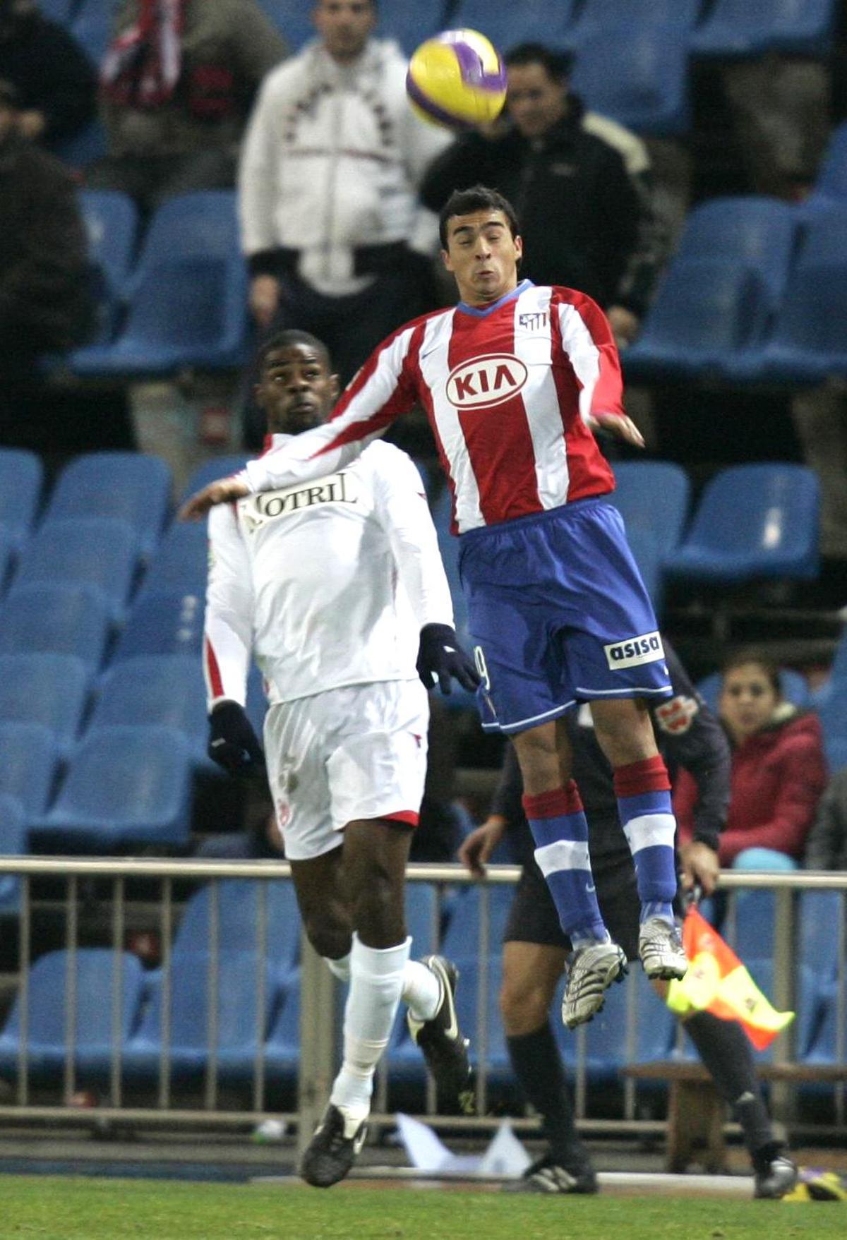 Assemoassa (QEPD) con el Granada 74 en un partido ante el Atlético de Madrid