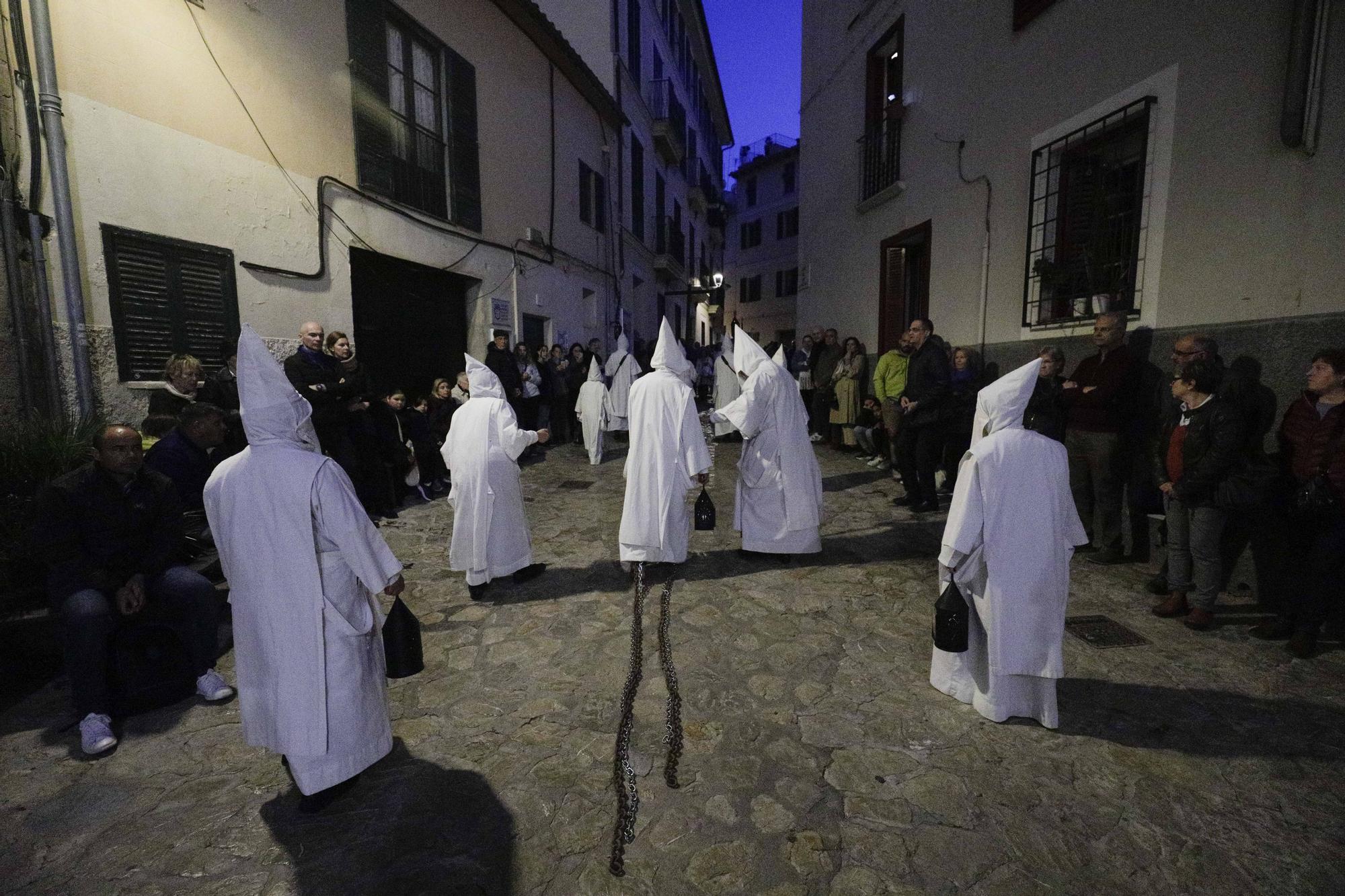 FOTOS | Miércoles Santo en Palma: El barrio de Sant Pere enmudece con la procesión de la Santa Creu