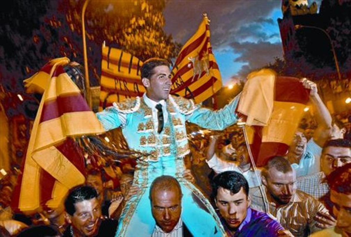 El torero Serafín Marín, a collibè de Luis Corrales, portaveu de la plataforma taurina, ahir a la nit a Barcelona. El torero Serafín Marín, a collibè de Luis Corrales, portaveu de la plataforma taurina, ahir a la nit a Barcelona.