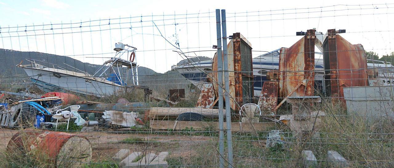 Restos de barcos viejos y chatarra de todo tipo almacenada en la finca de Cala Tarida. | PN