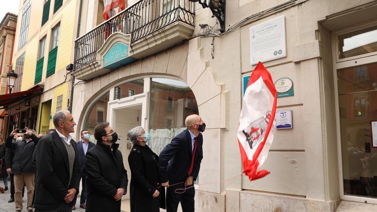 Ana González, el concejal de Cultura, Miguel Ángel Vallina, y el exjugador del Sporting Joaquín Alonso contemplan la placa en el Hotel Asturias.