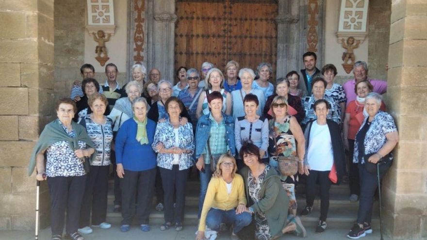 La profesora Gloria Bailo, de rodillas y en primera fila, rodeada de sus alumnas. | RÍO GALLEGO
