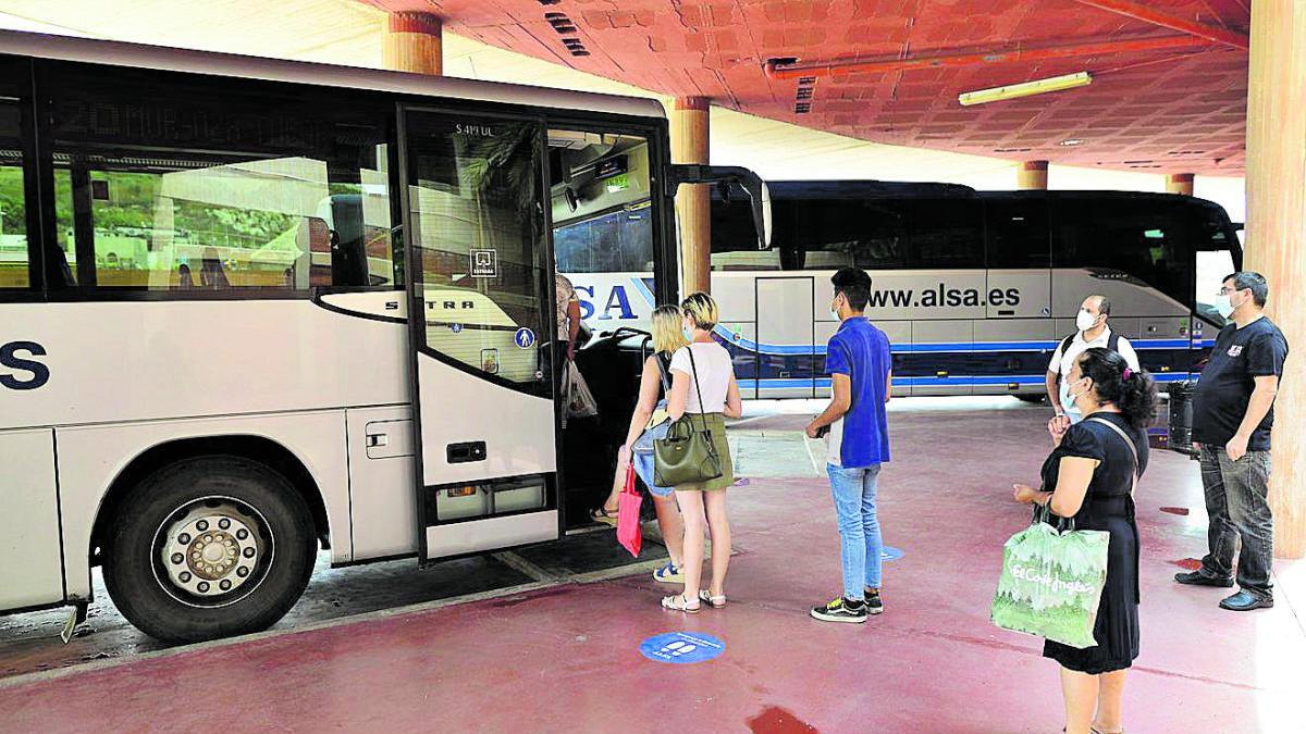 Un autobús, con destino a La Manga, salía ayer desde Cartagena.