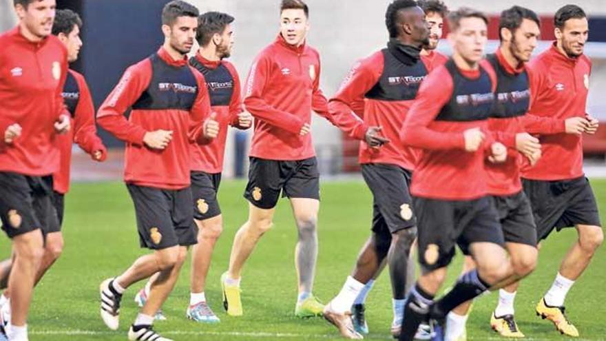 Saúl García, en el centro de la imagen, tiene muchas posibilidades de debutar hoy con la camiseta del Mallorca.