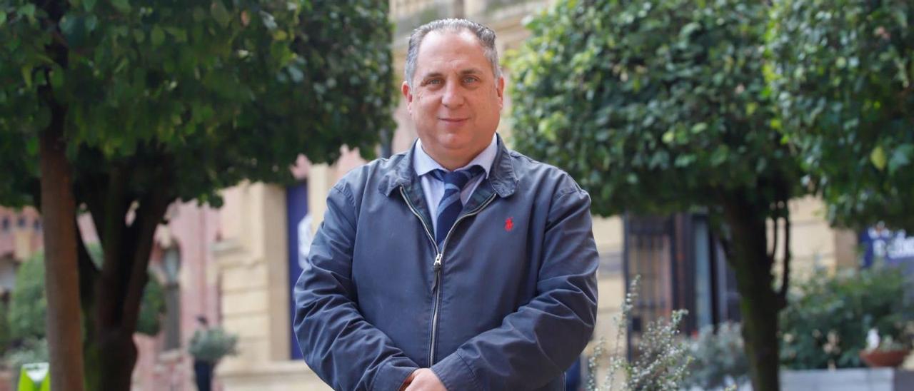 Miguel Agudo, en los jardines que dan acceso al Rectorado de la Universidad de Córdoba.