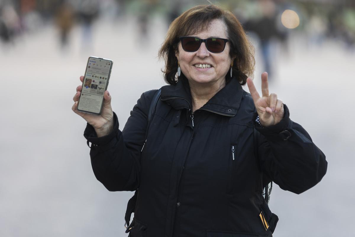 Asun Martorell maneja las redes sociales y ayuda a gente de su edad a utilizarlas.