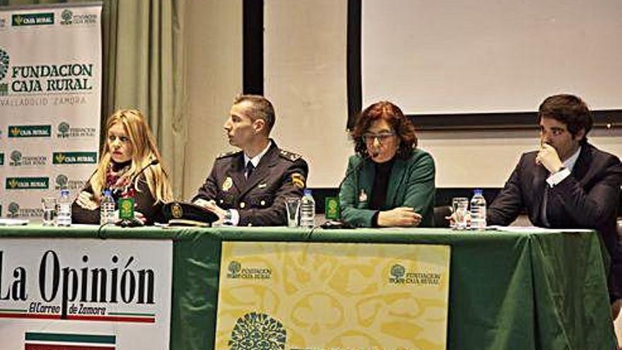 Los ponentes de la mesa de ayer durante la presentación del acto.