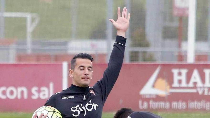 Luis Hernández, junto a Dani Ndi, en el entrenamiento de ayer.