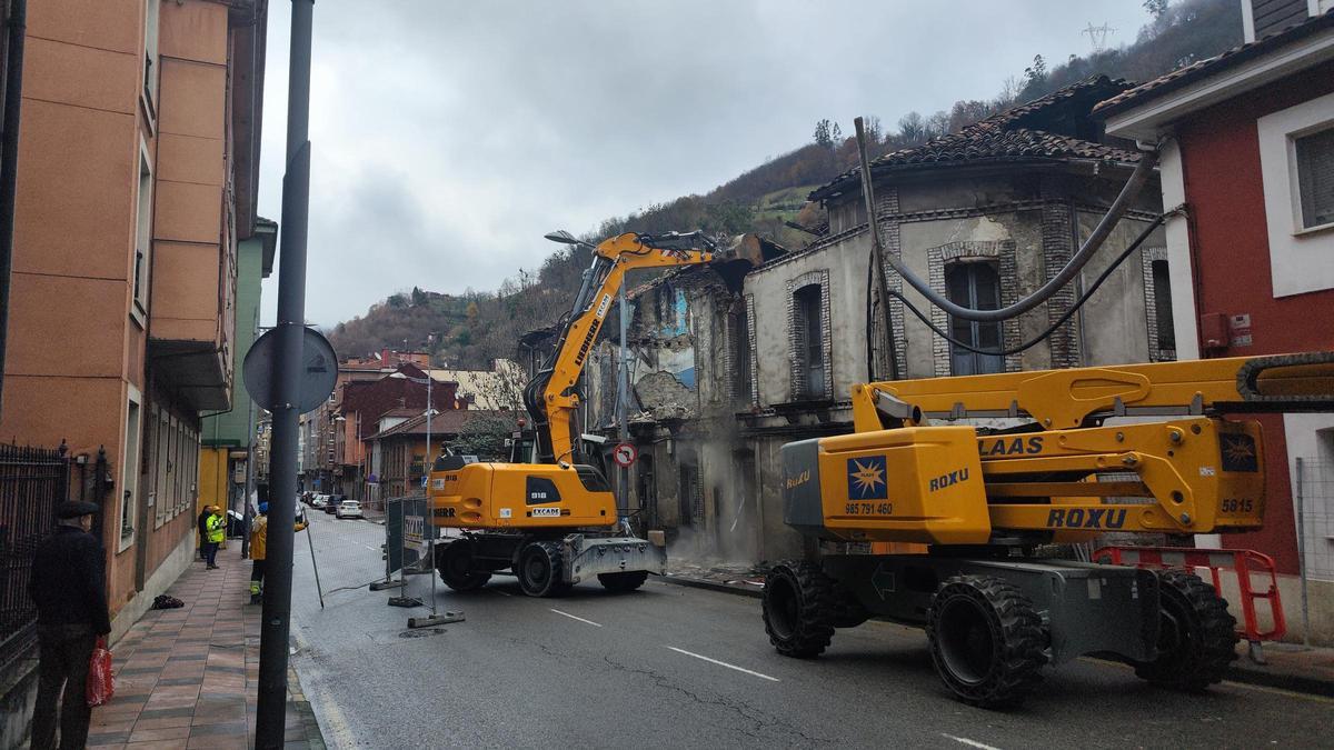 Derribo de casas ruinas en la calle Ramon y Cajal de Mieres.