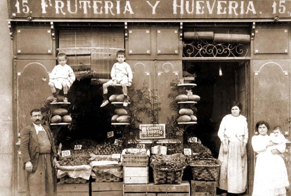 Fachada de la frutería y huevería que se localizaba en la calle Carranza, 15.