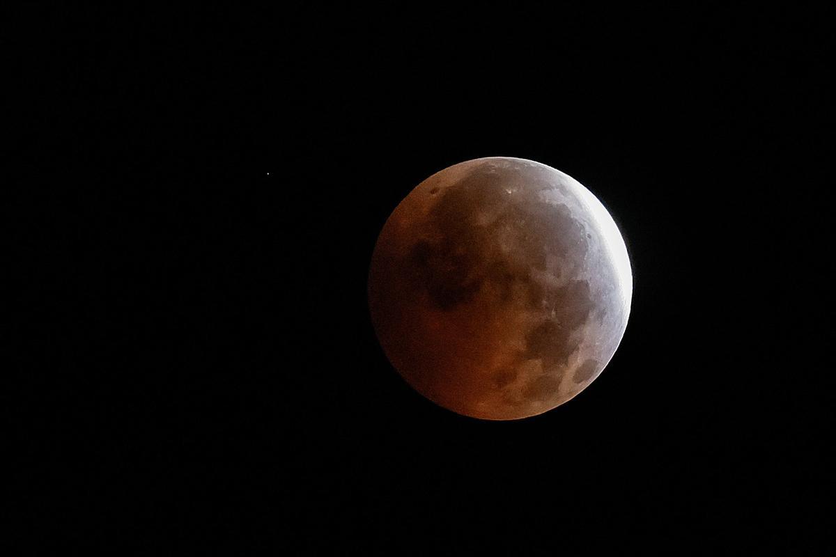 Un momento del eclipse parcial lunar visto esta madrugada desde Mairena del Aljarafe, Sevilla.