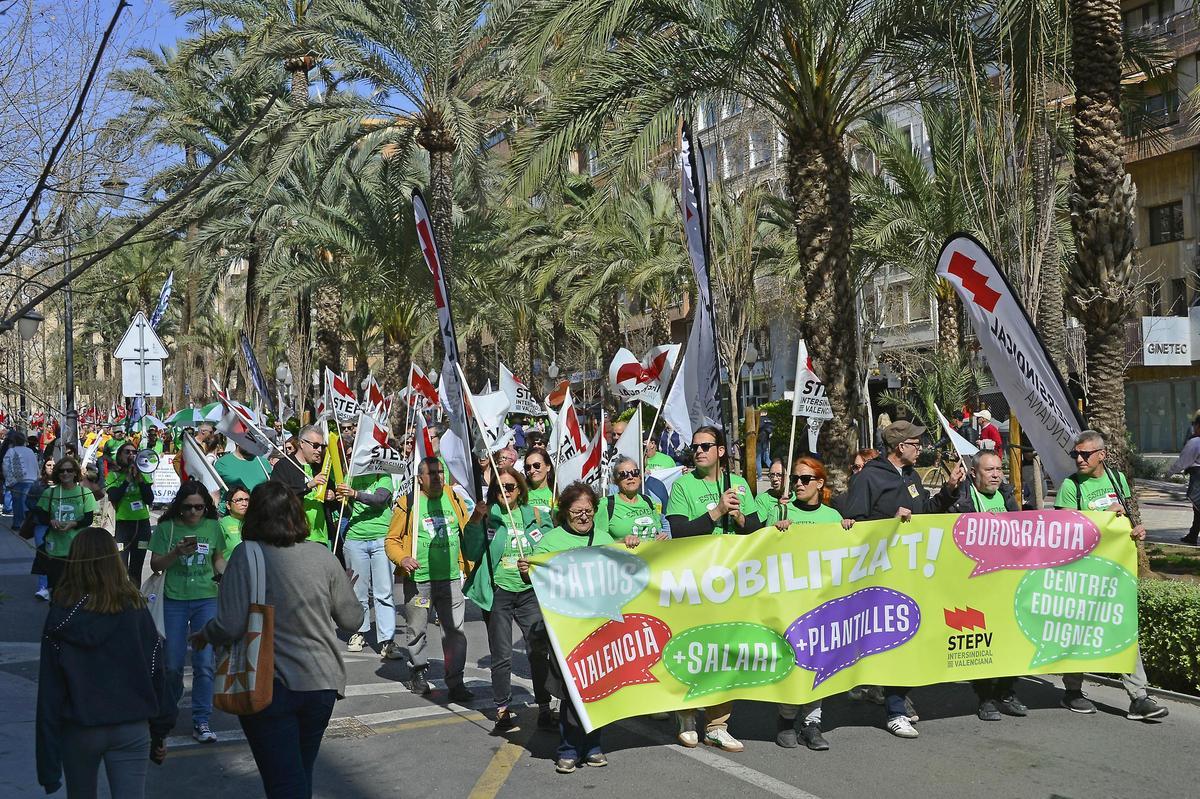 Así ha sido la manifestación de profesores en defensa de mejoras laborales y salariales en Alicante