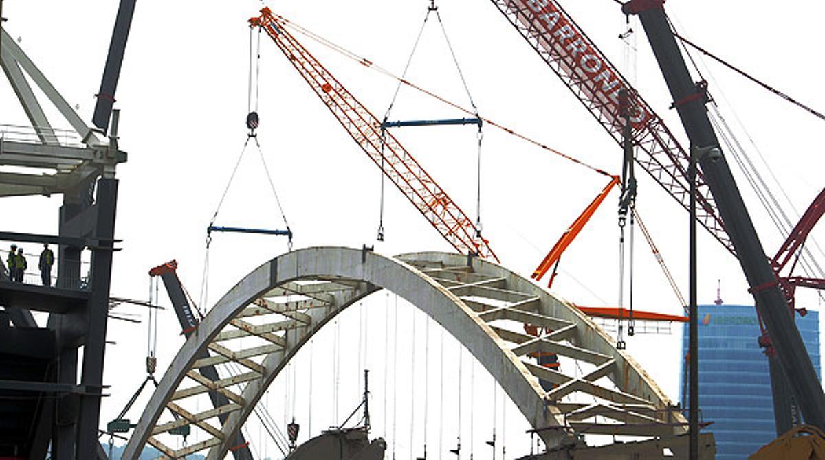 Grues de gran tonatge retiren l’enorme estructura del vell estadi de l’Athletic, davant l’expectació dels bilbaïns.