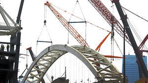Grues de gran tonatge retiren l’enorme estructura del vell estadi de l’Athletic, davant l’expectació dels bilbaïns.