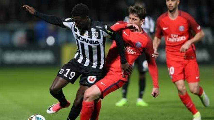 Pépé protegeix la pilota en l&#039;Angers-PSG de Lliga.