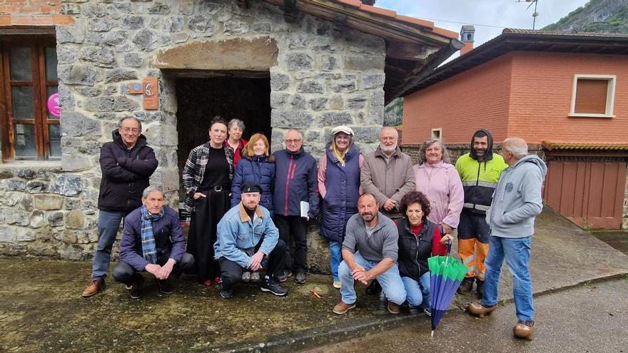 Una piedra de la memoria honra en Viegu (Ponga) a Camilo María Díaz, deportado y fallecido en un campo de concentración nazi
