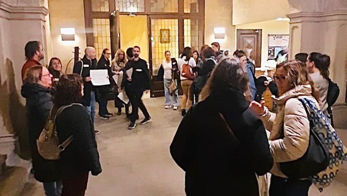 El personal del Consell Comarcal de l’Alt Empordà, abans del ple de dimarts.