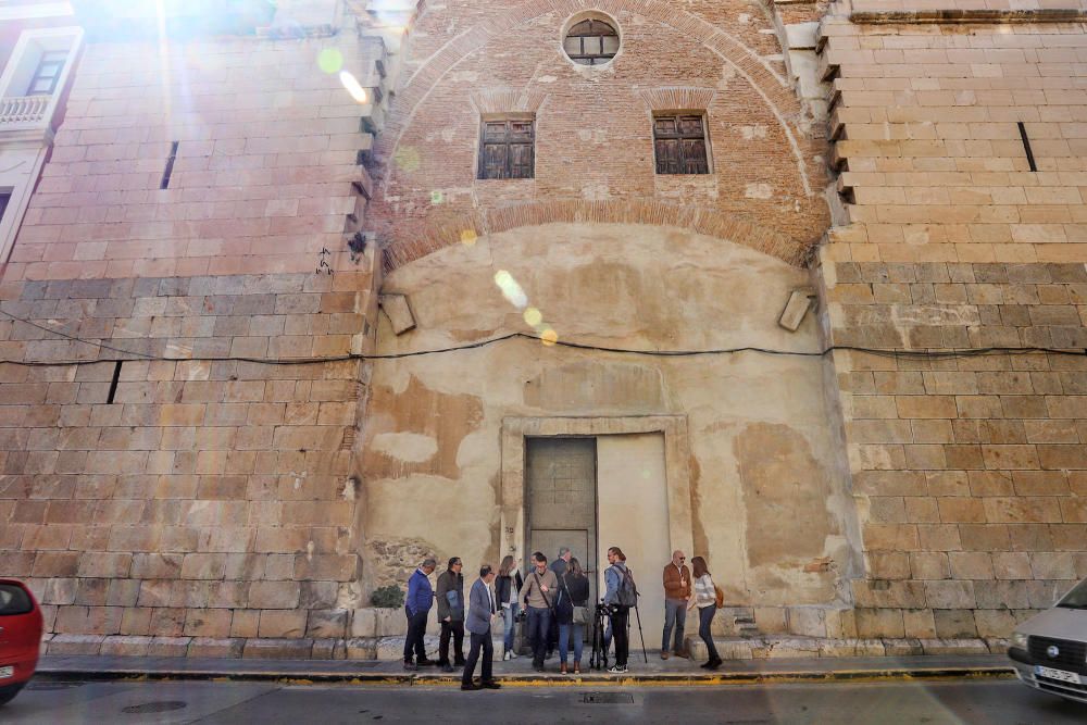 El Ayuntamiento abrió ayer las puertas de la iglesia de San Agustín que no se utiliza para el culto desde 1987 por su mal estado de conservación y aseguró que va a transformar el templo en un espacio