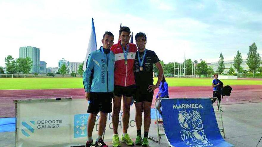 Jorge Dios (dcha.) en el podio del 5.000 del Campeonato Gallego de Elviña.