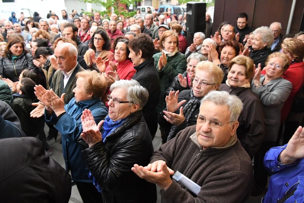 Asamblea de vecinos en el centro cívico de Eirís con Silvia Cameán y Xiao Varela