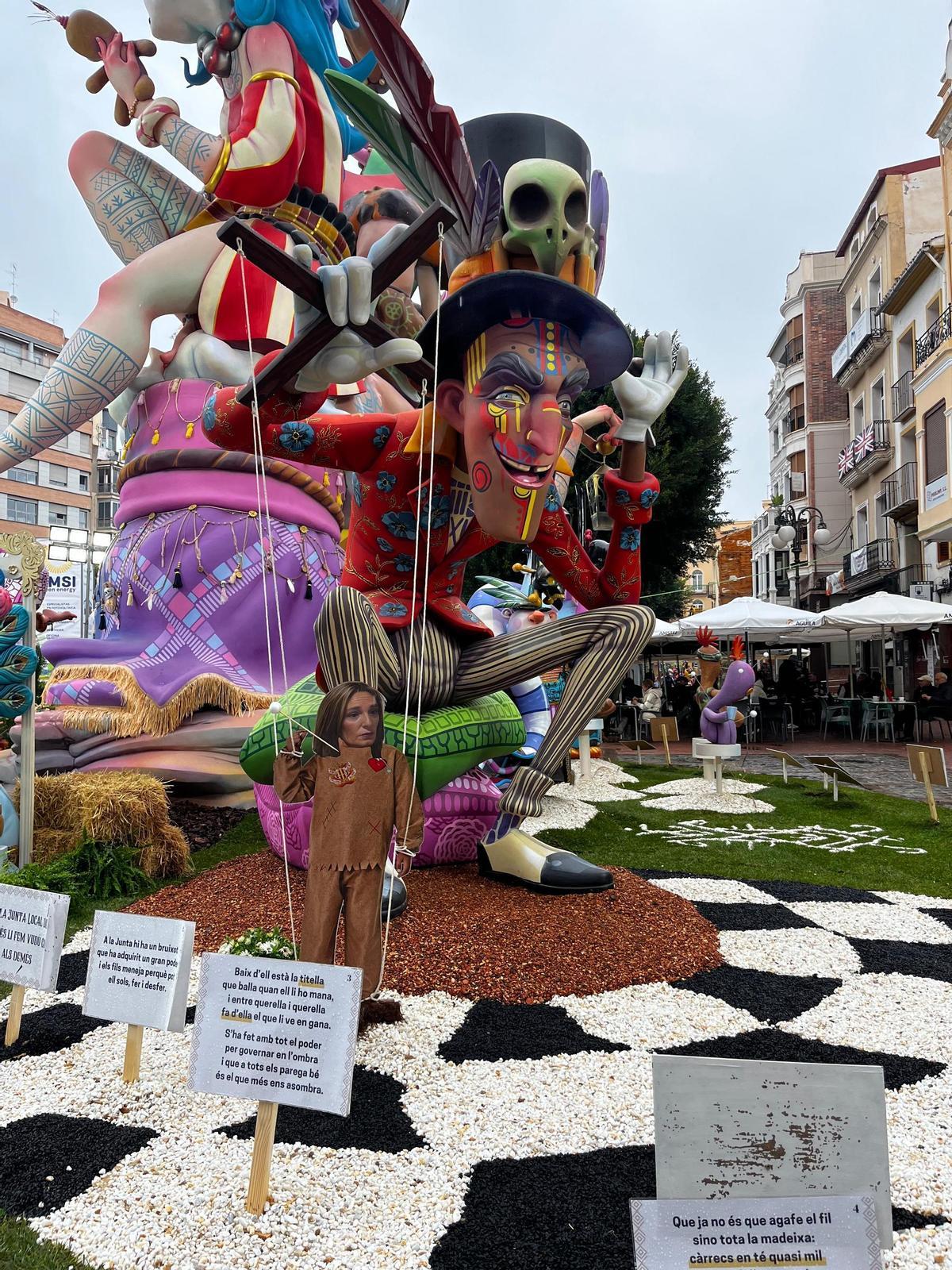 La falla Plaça Major retrata a Paqui Vallés como una marioneta.