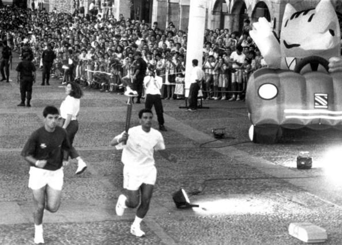 Manuel Sánchez, jugador de l’Atlètic de Madrid, arriba amb la torxa a la plaça Mayor de Càceres.