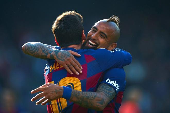 En la temporada 2019/2020 anotó 8 goles con el FC Barcelona, todos en LaLiga. En la imagen celebra con Leo Messi durante el partido de LaLiga Santander contra el Eibar disputado en el Camp Nou.