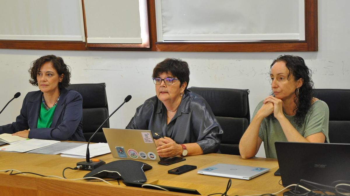 Emma Rodríguez, Carmen García Mateo y Rebeca Díaz, durante la sesión extraordinaria del Consello de Goberno.