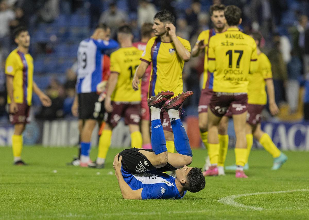 Colomina, autor del tanto del empate del Hércules en el derbi contra el Alzira, trata de levantarse tras ser objeto de falta.