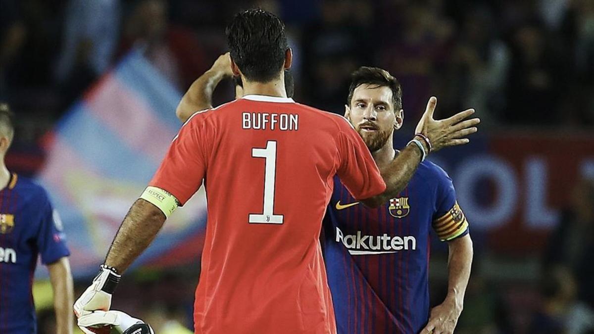 Buffon saluda a Messi al final del partido