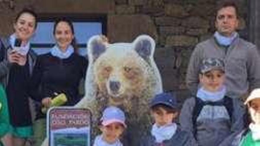 Algunos de los voluntarios, en la Casa del Oso de Somiedo.