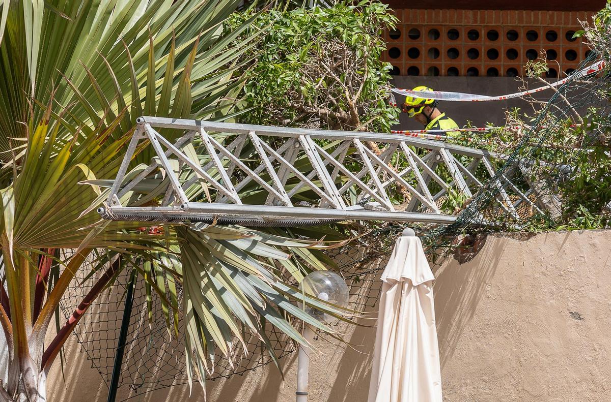 Mueren dos personas tras desplomarse un andamio en un edificio de 18 plantas en Benidorm