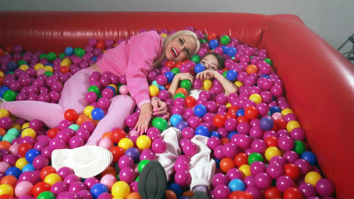Daniela mit Sophia im rosaroten Bällebad während des Videodrehs
