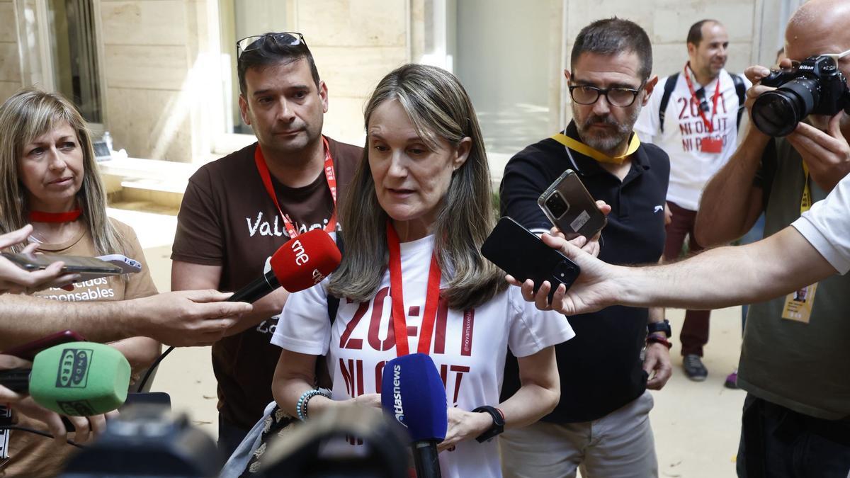 Rosa Álvarez, presidenta de la Asociación de Víctimas Mortales Dana 29-O, en las Corts Valencianes