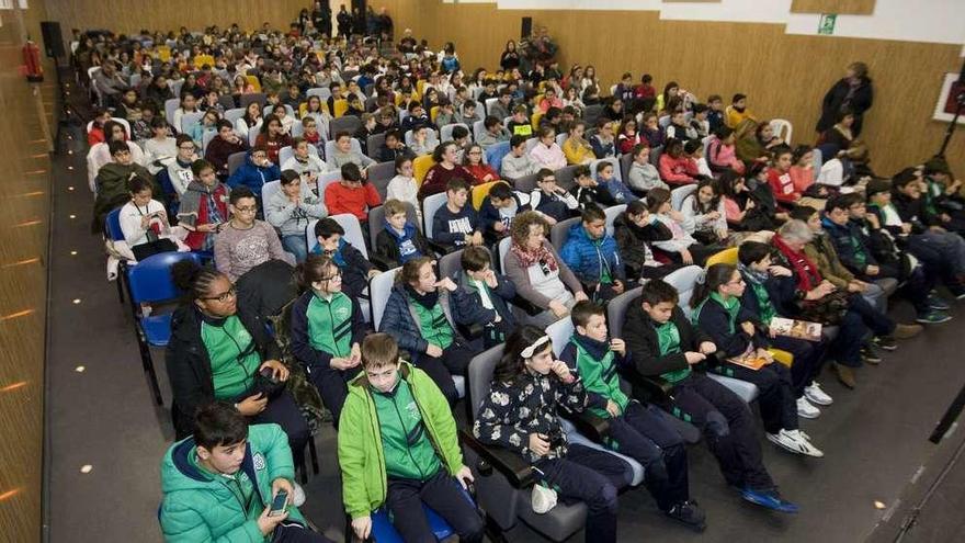 Alumnos asistentes al pleno infantil, ayer, en el edificio de Servizos Múltiples.