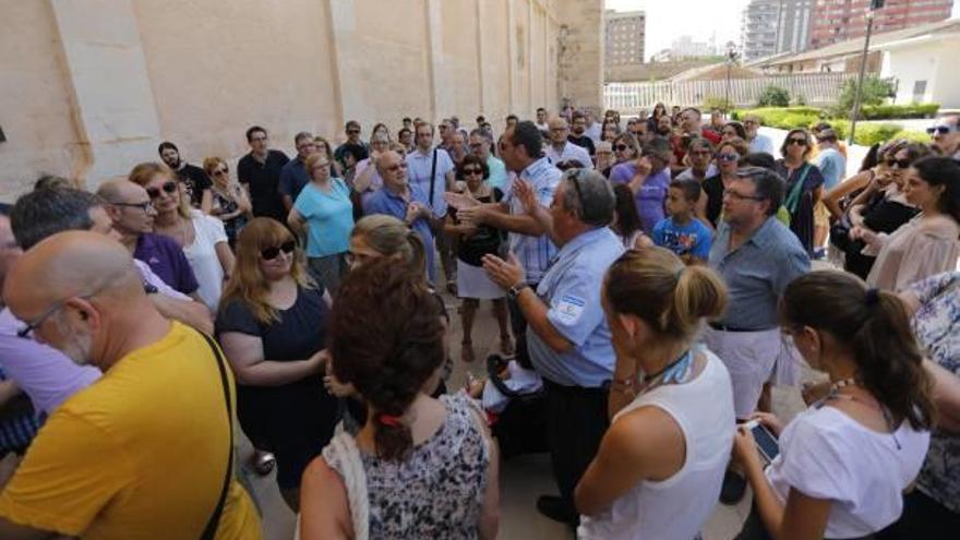 Decenas de visitantes se agolpan alrededor de uno de los guías.