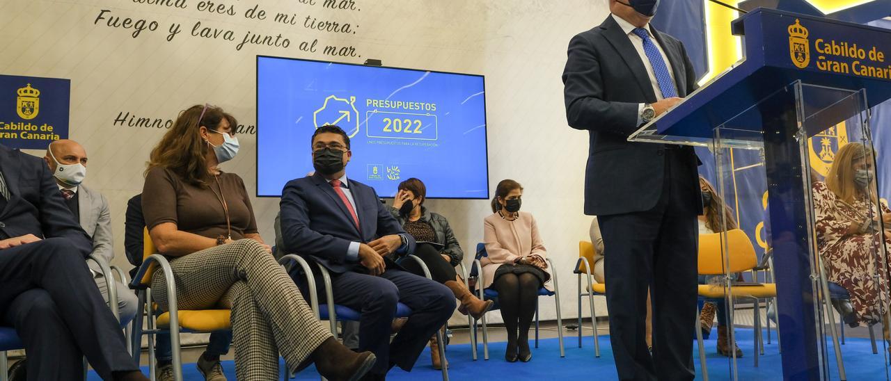 El presidente Antonio Morales, junto a su gobierno, durante la presentación de los Presupuestos de 2022.