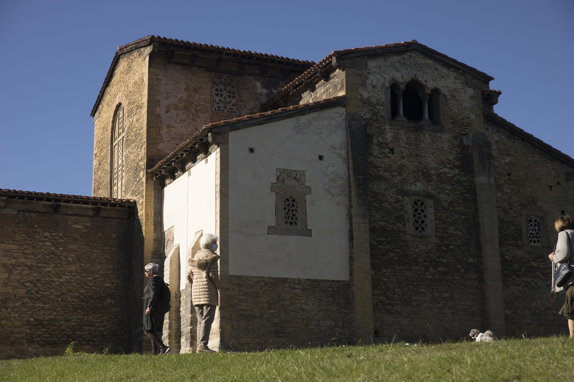 Así está la iglesia de Santullano después de recuperar la carga de mortero en sus muros