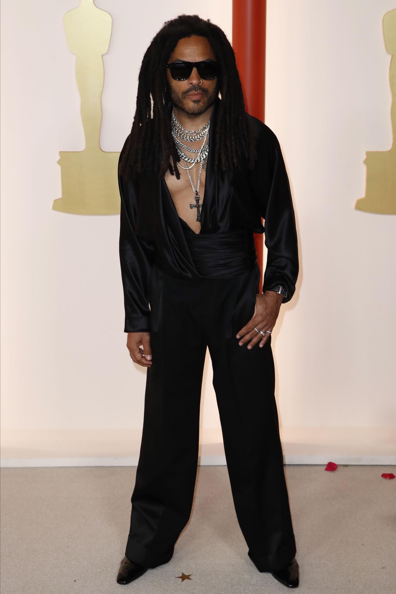 Lenny Kravitz, quien ya nos tiene acostumbrados a las apuestas extravagantes, no parece haber teminado de dar con el equilibrio entre atrevimiento y elegancia, con especial mención para sus pantalones.