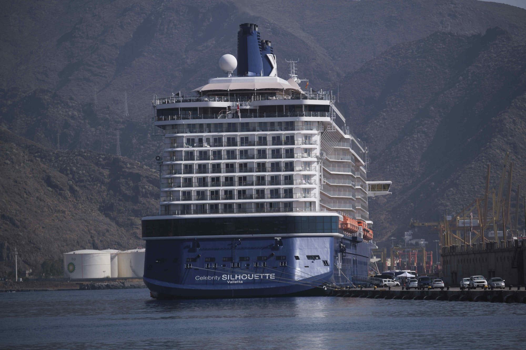 El crucero Celebrity Silhouette atracado este sábado en el Puerto de Santa Cruz de Tenerife.